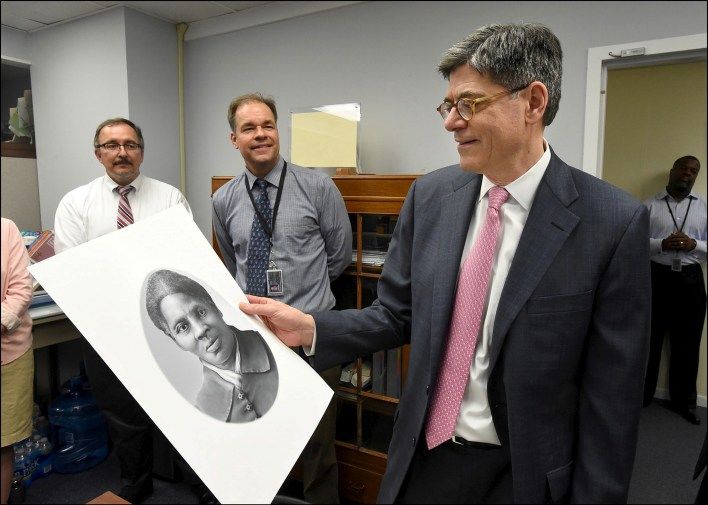 وزير الخزانة الاميركية يحمل صورة توبمان المقترحة لتكون على العملة