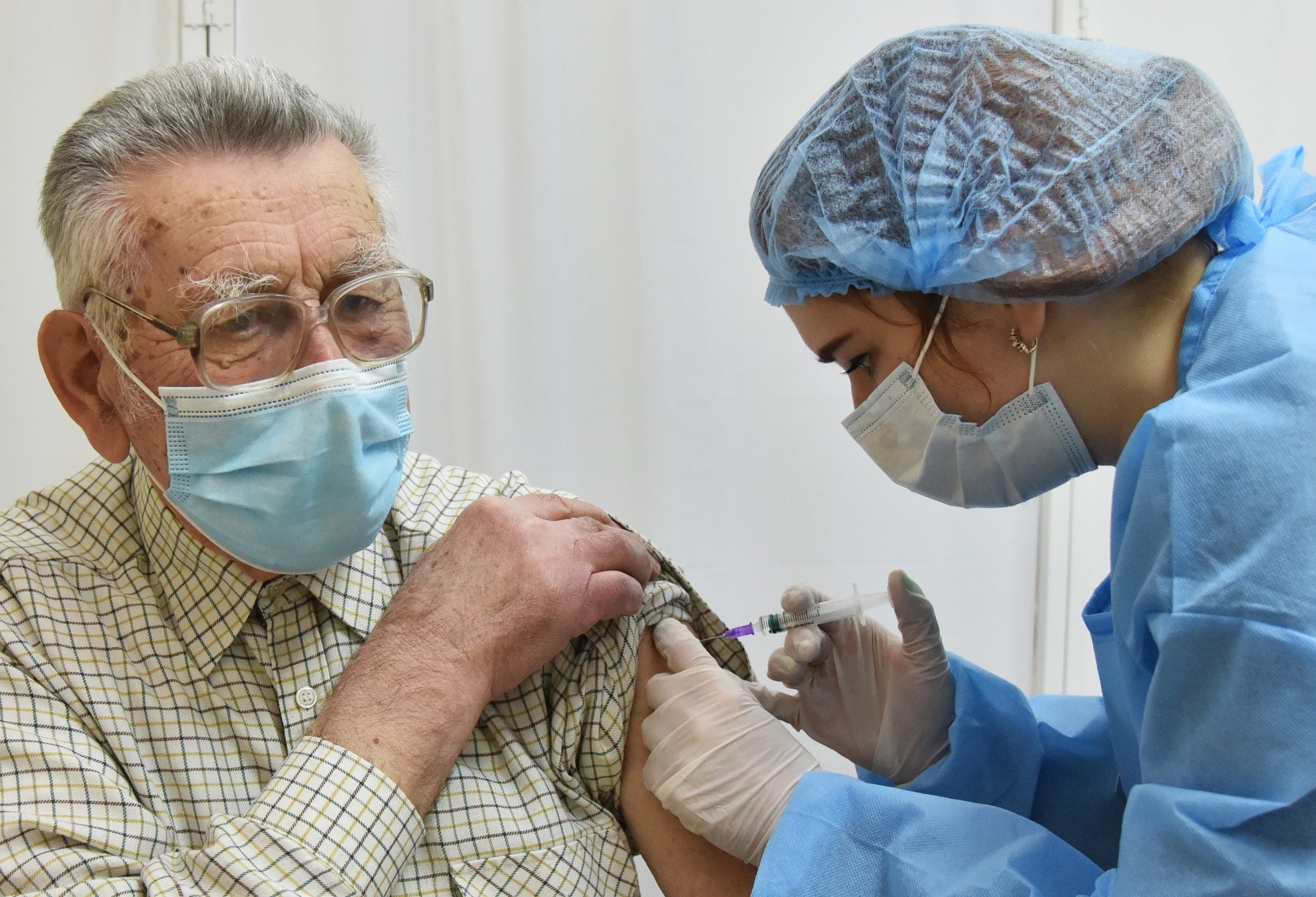 مسن في أوكرانيا يتلقى جرعة من لقاح أسترازينيكا