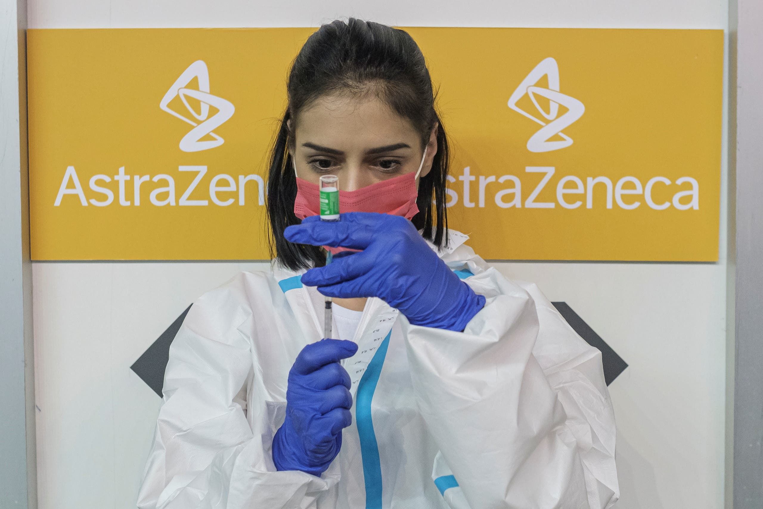 ممرضة تعد جرعة من لقاح أسترازينيكا في صربيا