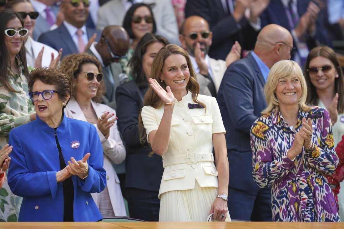 تلوح الأميرة كيت، أميرة <a class='entities-links' href='/entity/1884130686/ويلز/ar/1?utm_term=PublicFigures-ويلز&utm_source=Lebanon24-Frontend&utm_campaign=PublicFigures&utm_medium=PublicFigures-ويلز&id=158884&catid=0&pagetype=PublicFigures'>ويلز</a>، في الوسط، وهي تقف إلى جانب أسطورة التنس <a class='entities-links' href='/entity/1142294452/بيلي/ar/1?utm_term=PublicFigures-بيلي&utm_source=Lebanon24-Frontend&utm_campaign=PublicFigures&utm_medium=PublicFigures-بيلي&id=25040&catid=0&pagetype=PublicFigures'>بيلي</a> جين كينج في المقصورة الملكية في الملعب المركزي قبل نهائي فردي السيدات في بطولة ويمبلدون للتنس في <a class='entities-links' href='/entity/128958/لندن/ar/1?utm_term=PublicFigures-لندن&utm_source=Lebanon24-Frontend&utm_campaign=PublicFigures&utm_medium=PublicFigures-لندن&id=62396&catid=0&pagetype=PublicFigures'>لندن</a>، السبت 12 يوليو 2025.