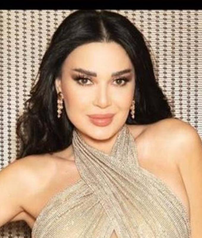 بفستان أسود ووردة حمراء كبيرة… جلسة تصوير جديدة لسيرين عبد النور بمناسبة عيد الحب (صور)