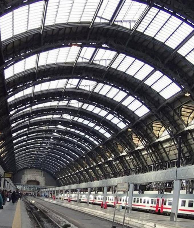 ثعبان داخل محطة قطار .. شاهدوا كيف تصرف الركاب (فيديو)