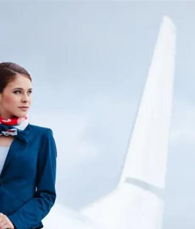 ابتسامة مضيفة الطيران عند صعودكم إلى الطائرة.. هذا سرها