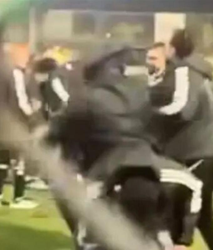 لـ"تعديه بالضرب" على ابن أسطورة الزمالك.. إيقاف إداري الأهلي 8 مباريات