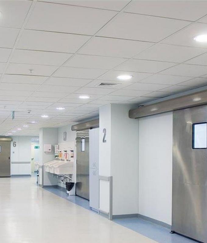 خضع لعمليّة جراحيّة طارئة بعد تعرّضه لحادث سير مروّع.. إليكم الوضع الصحيّ لفنان عربيّ شهير