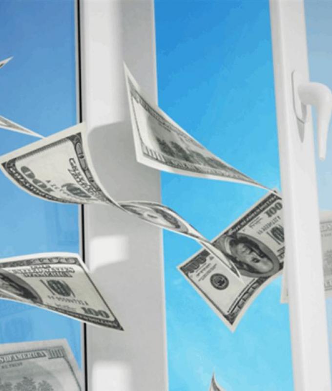 حادثة غريبة... رمت 88 ألف دولار من نافذة المنزل!