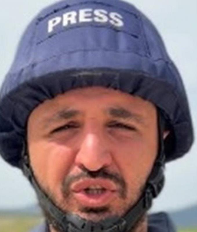 إنفجار قويّ... شاهدوا بالفيديو ما حصل مع إعلاميّ لبنانيّ في الجنوب مباشرة على الهواء