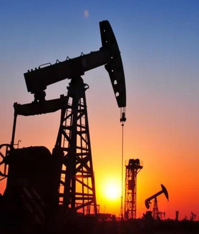 أسعار النفط تقفز 7% مع إغلاق مضيق هرمز مجددًا