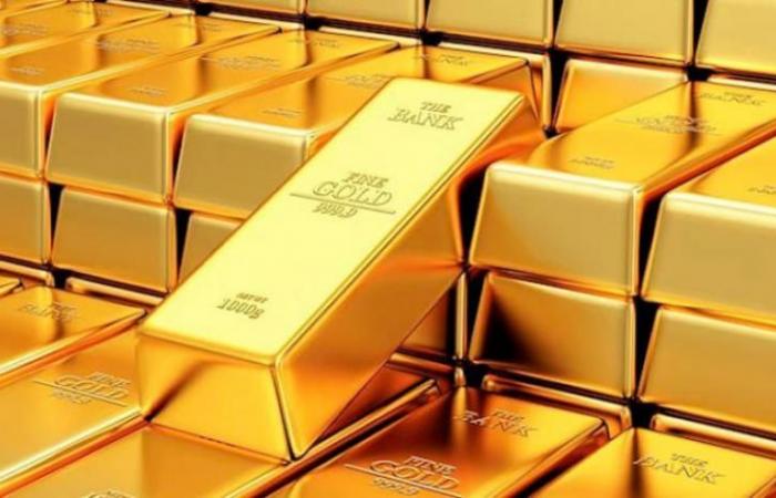 الذهب يهبط مع ضغوط من ارتفاع الدولار والسندات