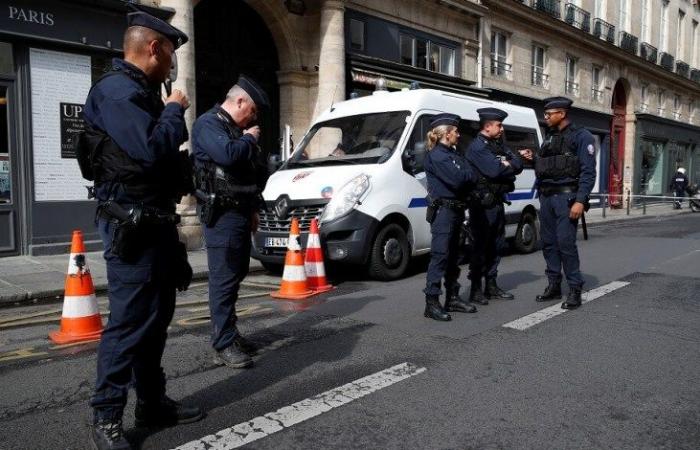 عناصر شرطة في باريس يخرقون إجراءات كورونا بحفل وداع ورقصة “ماكارينا”
