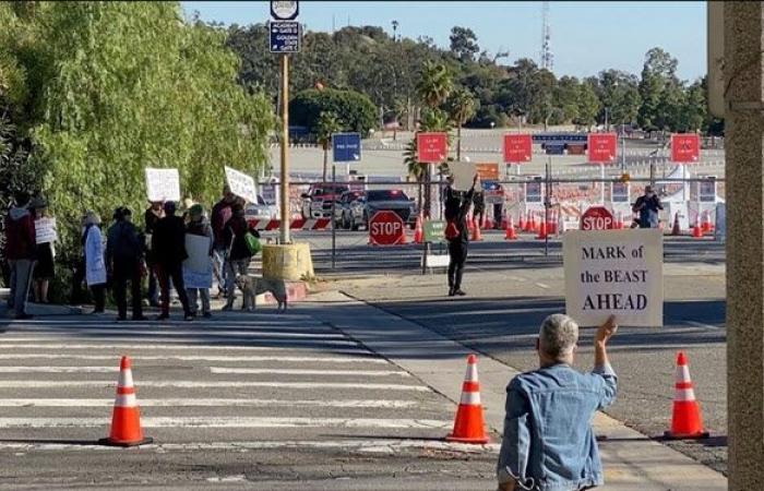 محتجون يعطلون العمل في مركز للتطعيم في لوس أنجلس