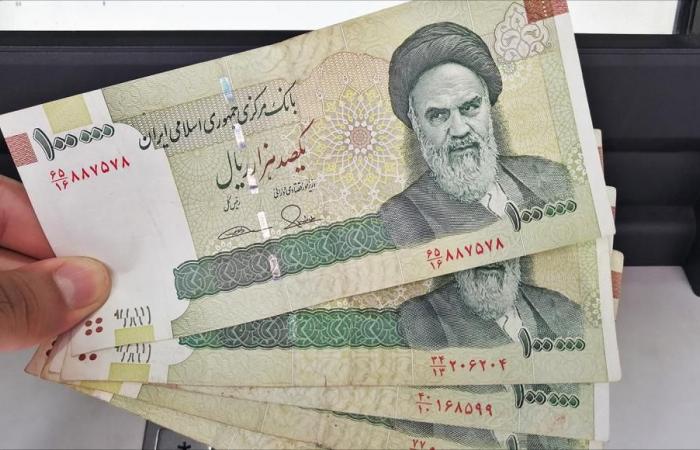 هبوط عملة إيران مجدداً.. الدولار يتخطى 260 ألف ريال