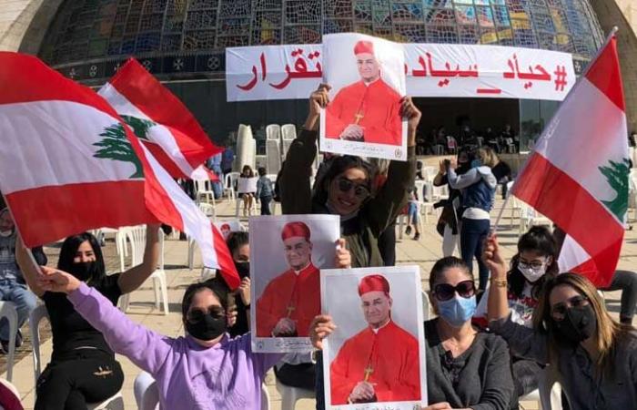 بالصور والفيديو – حشود غفيرة وأعلام لبنانيّة في بكركي