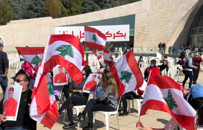 بالصور والفيديو – حشود غفيرة وأعلام لبنانيّة في بكركي