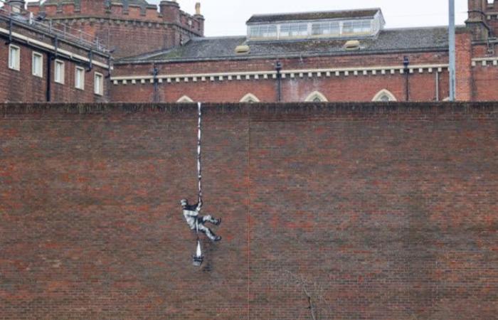 بانكسي يتبنى رسماً على جدار سجن بريطاني