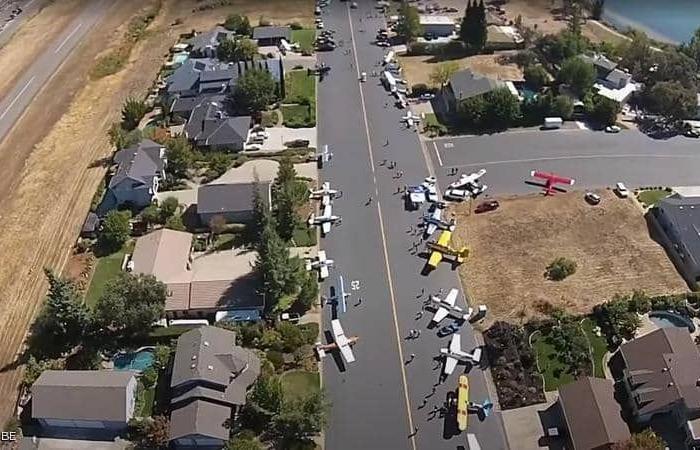 الطائرة أمام المنزل – فيديو لحي سكني بكاليفورنيا