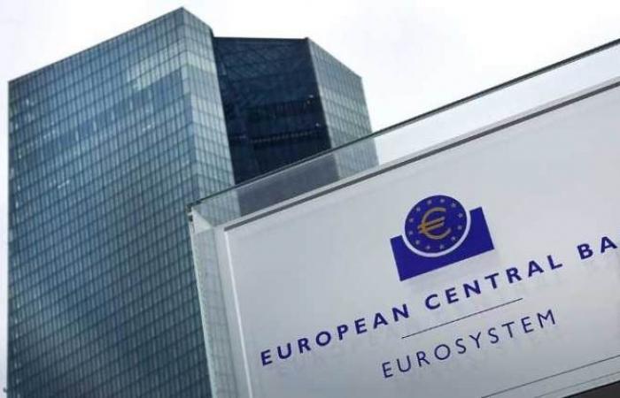 المركزي الأوروبي يزيد مشتريات السندات بنحو النصف