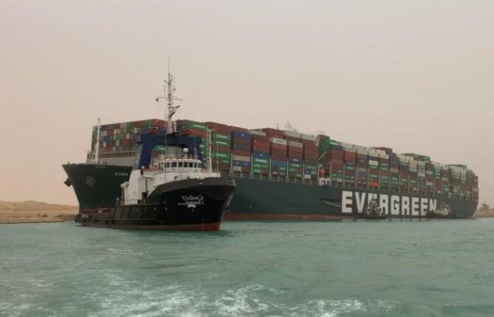 الشركة المالكة للسفينة الجانحة في قناة السويس تعتذر