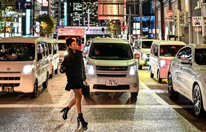 هكذا يعبر اليابانيون الطرق العامة – فيديو