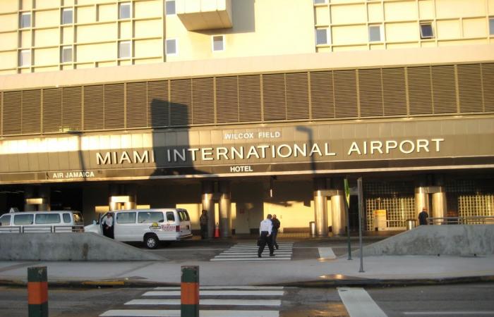 فوضى في مطار ميامي بعد إلغاء 100 رحلة جوية