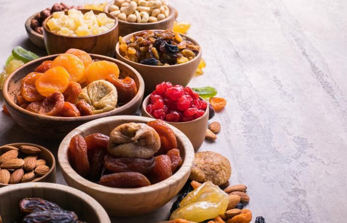 لماذا يجب أن تحرص على تناول الفواكه المجففة في رمضان؟