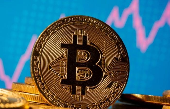 بيتكوين تهبط 18%