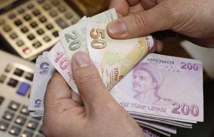 الليرة التركية تهبط إلى 8.45 مقابل الدولار