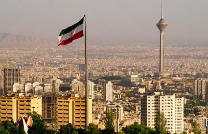 إيران تحظر دخول الوافدين من 12 بلداً