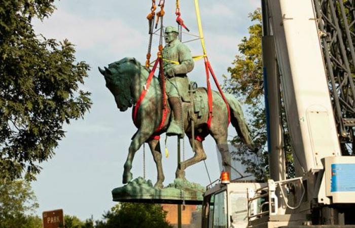 مدينة أميركية تزيل تمثالين لقياديين مؤيدين للعبودية