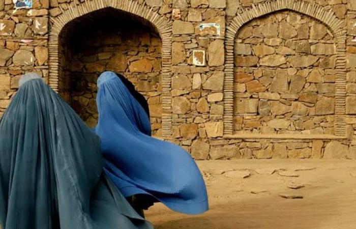 أفغانستان: طالبان تطلب من النساء العاملات البقاء في المنازل مؤقتا