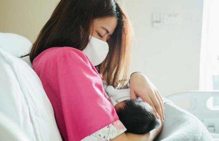 لقاح كورونا مع الرضاعة الطبيعية.. نصائح هامة من الصحة العالمية