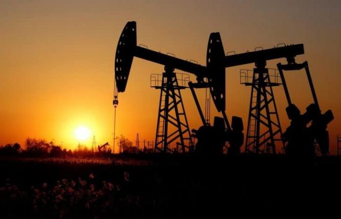 النفط يواصل هبوطه بعد إعلان من السعودية