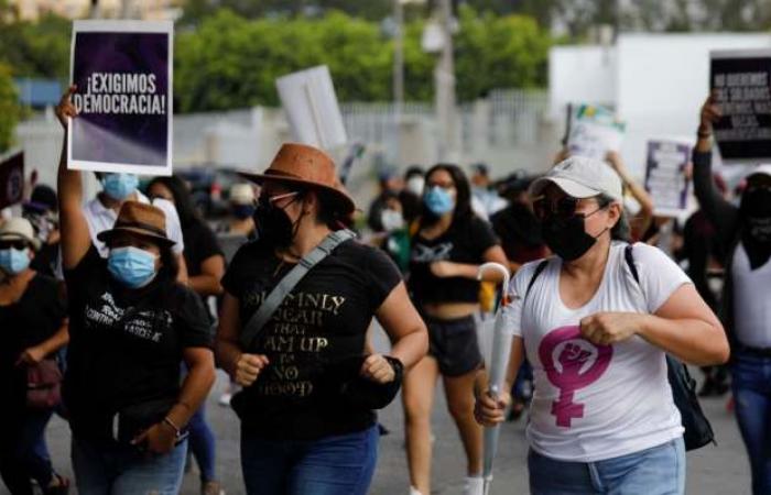 السلفادور: متظاهرون يحرقون آلات صرف “بيتكوين” بعد إقرارها رسميا (صور)
