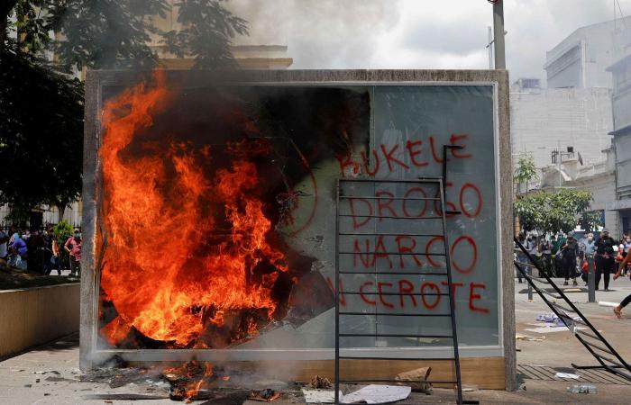 السلفادور: متظاهرون يحرقون آلات صرف “بيتكوين” بعد إقرارها رسميا (صور)