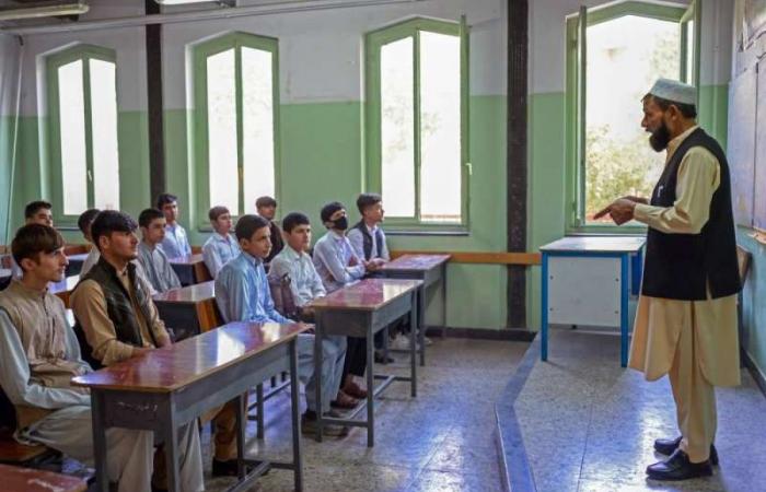 معلمو أفغانستان يهددون بالإضراب لعدم دفع رواتبهم