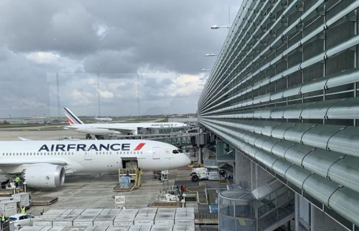 مطارات باريس تعلق الرحلات بسبب عطل فني