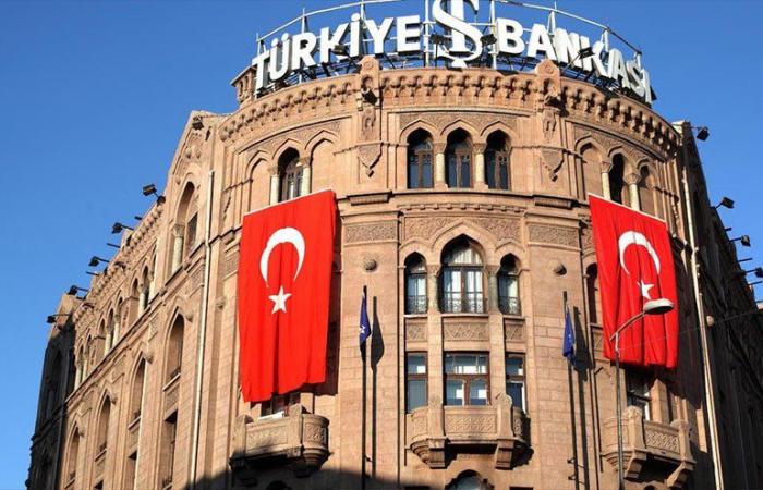أردوغان يعزل ثلاثة أعضاء في البنك المركزي