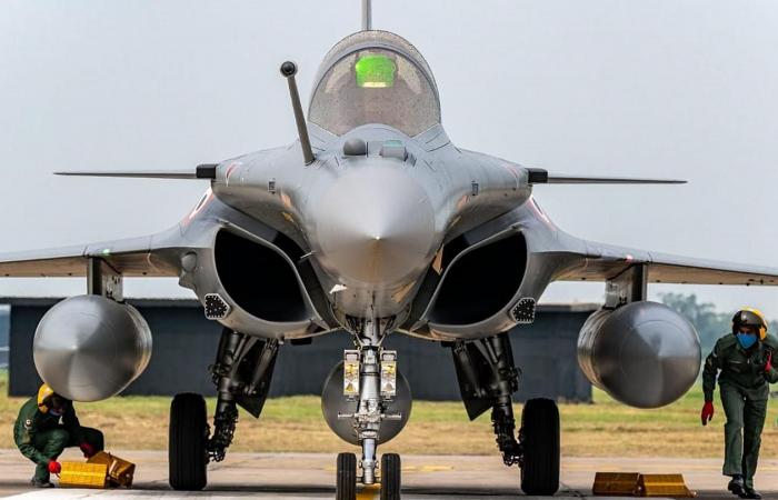 فرنسا والإمارات تعلنان توقيع صفقة مقاتلات “الرافال”
