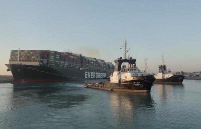 قناة السويس ترفع حالة الطوارئ لعبور السفينة إيفرجيفن