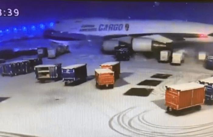 بالفيديو.. طائرة صينية تتعرض لحادث خطير في مطار شيكاغو