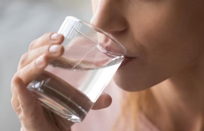 شرب 8 أكواب من الماء يومياً.. هل هو صحي؟ خبراء يكشفون