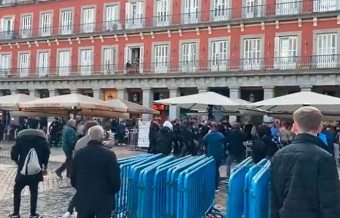 بالفيديو: اشتباك بين جماهير تشيلسي ومانشستر سيتي في مدريد