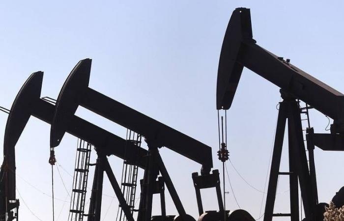 النفط يتجه صوب انخفاض أسبوعي