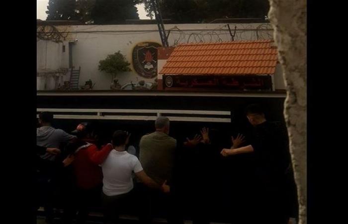 بالفيديو: توتر أمام ثكنة القبة ومحاولة لاقتحامها