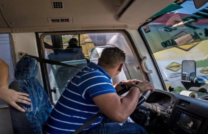 مصر…. سائق يقفز من مركبته وهي تسير انتقاماً من الركاب (فيديو)