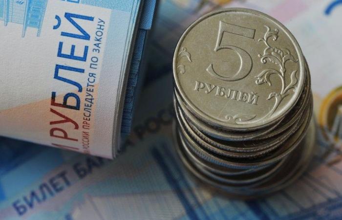الروبل الروسي يواصل الارتفاع أمام الدولار واليورو