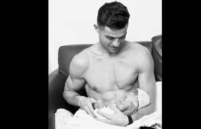 بالصورة ـ رونالدو يحضن ابنته الرضيعة