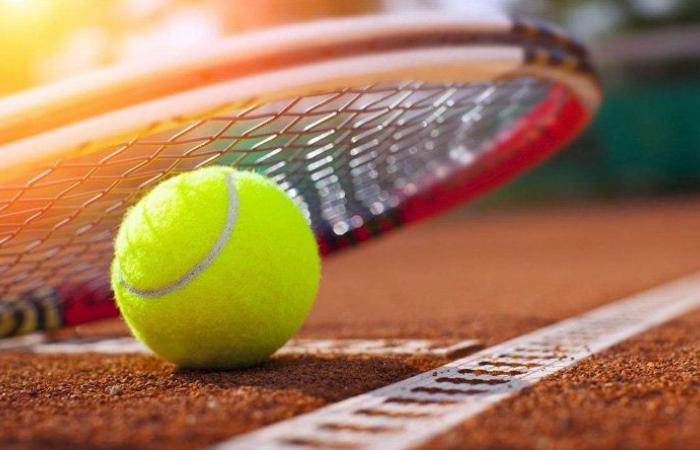 تسيتسيباس يدعم لاعبي التنس الروس