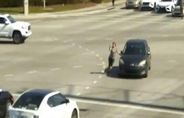 فيديو- أنقذوا امرأة فقدت الوعي وسيارتها تتحرك في موقف بطولي