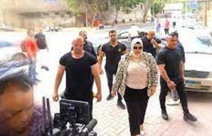 معلمة مصرية تثير الجدل وهي تسير برفقة 20 حارس شخصي